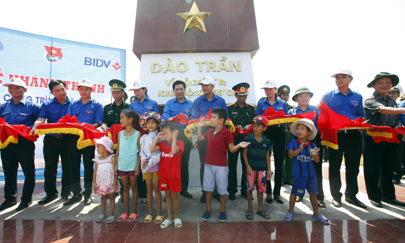 Cờ[-]Tổ[-]quốc[-]tung[-]bay[-]nơi[-]đảo[-]tiền[-]tiêu